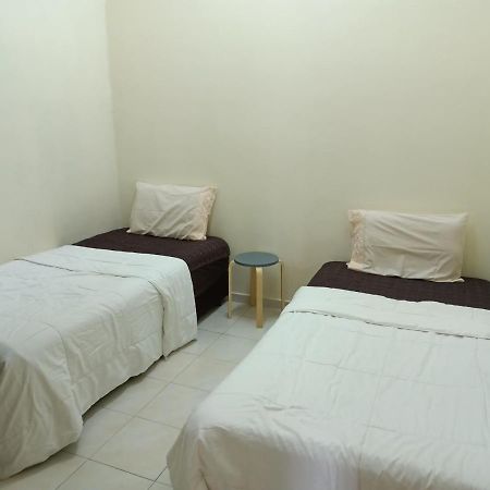 Oyo Home 90419 Sahar Guesthouse Malacca 外观 照片
